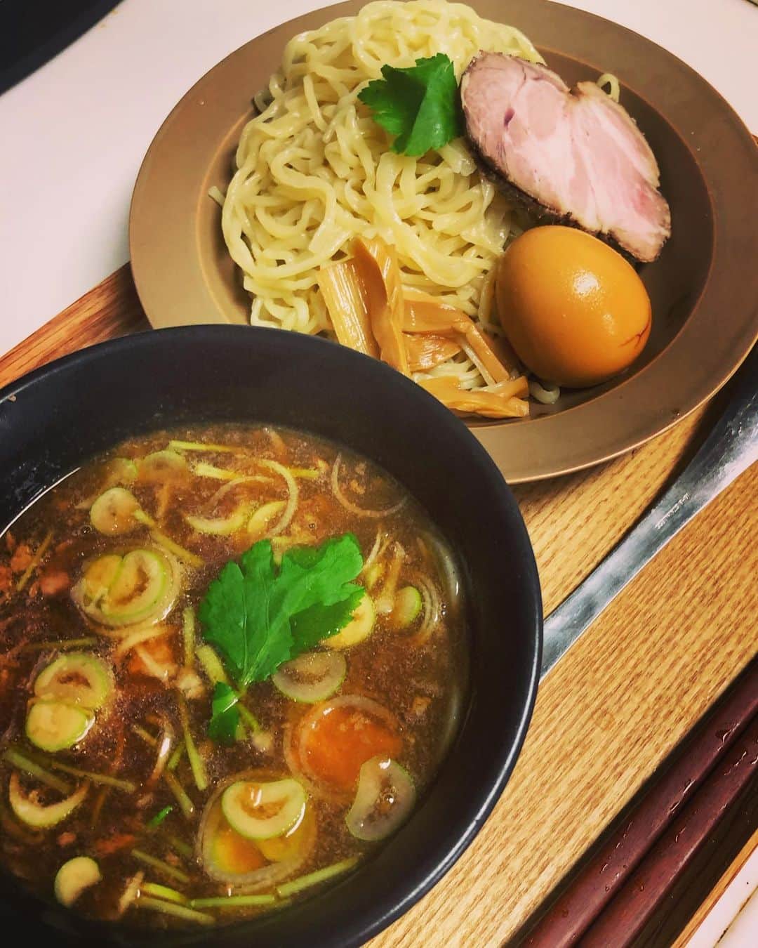 あばれる君のインスタグラム：「今日は年越しラーメンの残っているスープに片栗粉と鰹節とお酢を足してつけ麺再現🍜🥢✨麺は市販のものを少し揉んで茹でました🫕 とろみがかって麺によく絡むスープと酸味が箸を止めてくれません‼️」