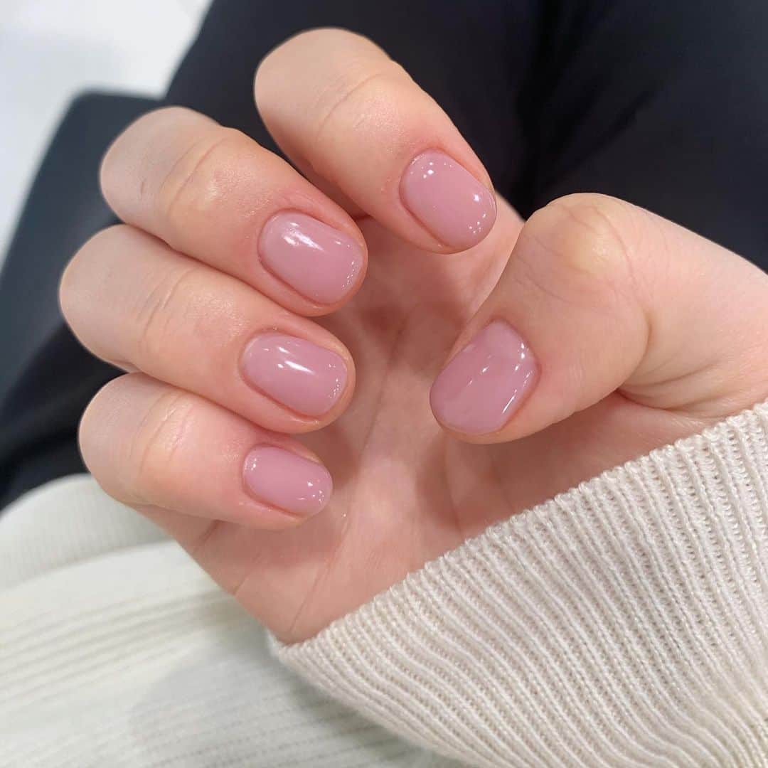 としお理歩さんのインスタグラム写真 - (としお理歩Instagram)「今の爪は短めです♡ 自爪っぽい色だから手が綺麗に見えるよ~  最近はネイルオイルやクリームを塗ったり、ジェルは弱っている爪を保護してくれる効果もあるので、するようになりました。  #ジェルネイル#自爪風ネイル#パラジェル#シンプルネイル#美爪ネイル」1月5日 20時34分 - riho_toshio