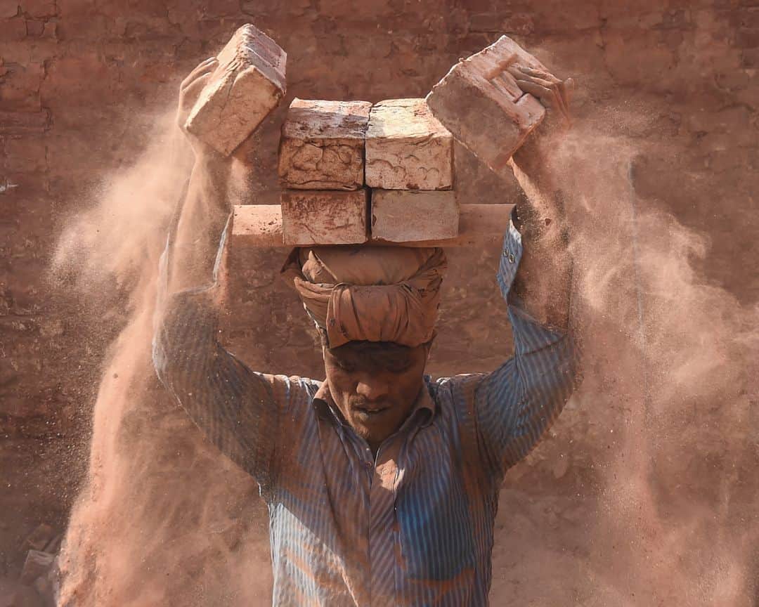 AFP通信さんのインスタグラム写真 - (AFP通信Instagram)「AFP Photo 📷 @muniruzzaman - A man carries bricks in a brickfield in Saver on the outskirts of Dhaka on January 5, 2021.」1月5日 20時38分 - afpphoto