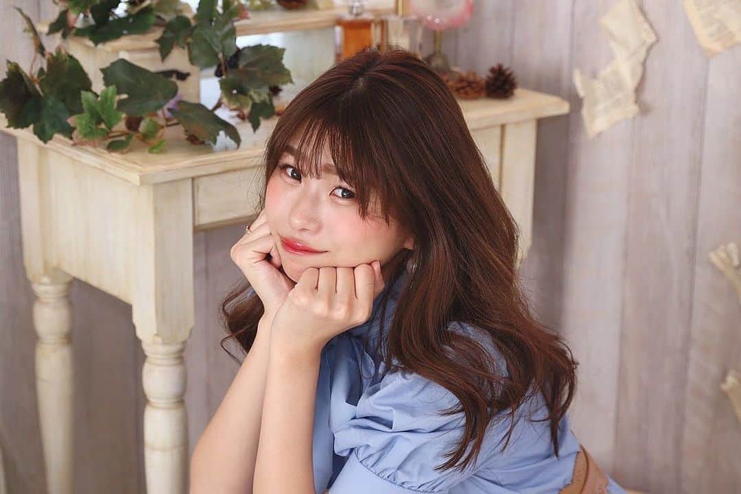 竹本ちえのインスタグラム：「. 久々に幼稚園の卒アル開いたら このポーズしてた。 不意のぶりっ子は母譲り🧸🖤 ・ ・ ・ ・ ・ #photo #portraitphotography #portrait ⠀ #pleasefollowme #pleaselike⠀ #japan #tokyo #japanesegirl #me ⠀ #makeup #hairstyle ⠀ #instagood #instafashion #instalike ⠀ #💞#supergt #gridgirl ⠀ #スーパーgt #レースクイーン ⠀ #ヘアアレンジ #ロングヘア #前髪 #ポートレート #撮影会 #一眼⠀ #東京 #今日の一枚」