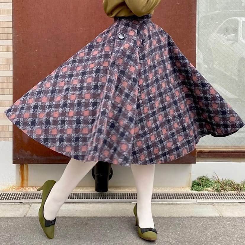 NUTTY Vintage&Collectibleのインスタグラム：「🇺🇸NEW ARRIVAL🇺🇸 from U.S.A.  ☑︎vtg corduroy brown check print circular skirt  チョコレートケーキのようなチェックのプリント＊ コーデュロイで寒い冬も暖かです。 ペンシルやプリーツだけでない、サーキュラーでチェックを楽しんでみてはいかがでしょうか＊  バイヤー選りすぐりの アメリカより買い付けたばかりのNEWアイテムは メンテナンス後、順次お出ししております！  SNS掲載アイテムは通販も可能ですので お気軽にお問い合わせ下さい💌  NUTTYで今冬のお洒落を お楽しみいただけますように…♡  ┈┈┈┈┈┈┈┈┈┈┈┈┈┈┈┈┈  🎉2021🌅新春初売りSALEのお知らせ🎉 1/2(月)12:00〜1/17(日)  🎍新着商品を含む店内チケットのついたアイテム10%OFF〜50%OFF！  店頭＆ONLINE STORE共にどうぞお楽しみ下さい🔜」