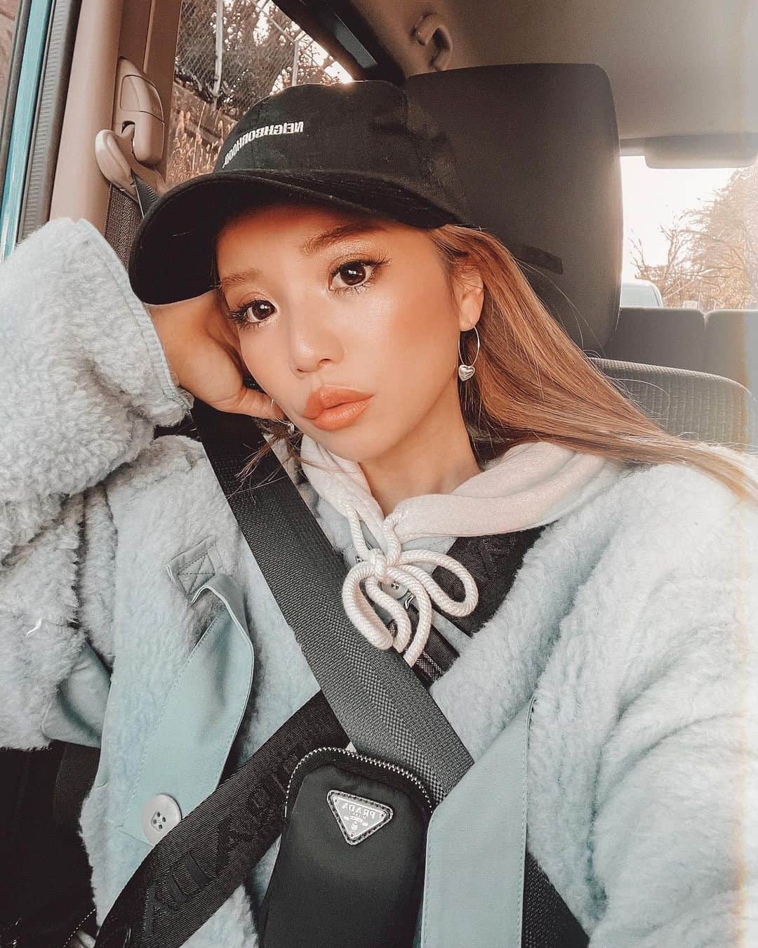 ✷kana✷のインスタグラム：「♡♡♡ . @leialoha.accessories  @leialoha.accessories_official  華奢なフープにゆらゆらハートの 新作pierce✨✨✨ たまらなくかわいいです、、。 . #silverjewelry #heartearring」