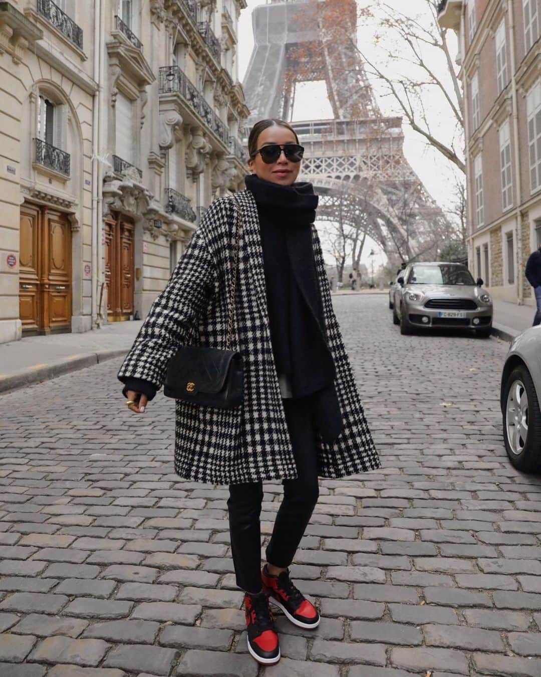 ジュリー・サリニャーナのインスタグラム：「Sneaker girl at heart. ❤️🖤  (especially Jordan 1s,/Nike, Golden Goose & Converse/Vans... what are yours?)」