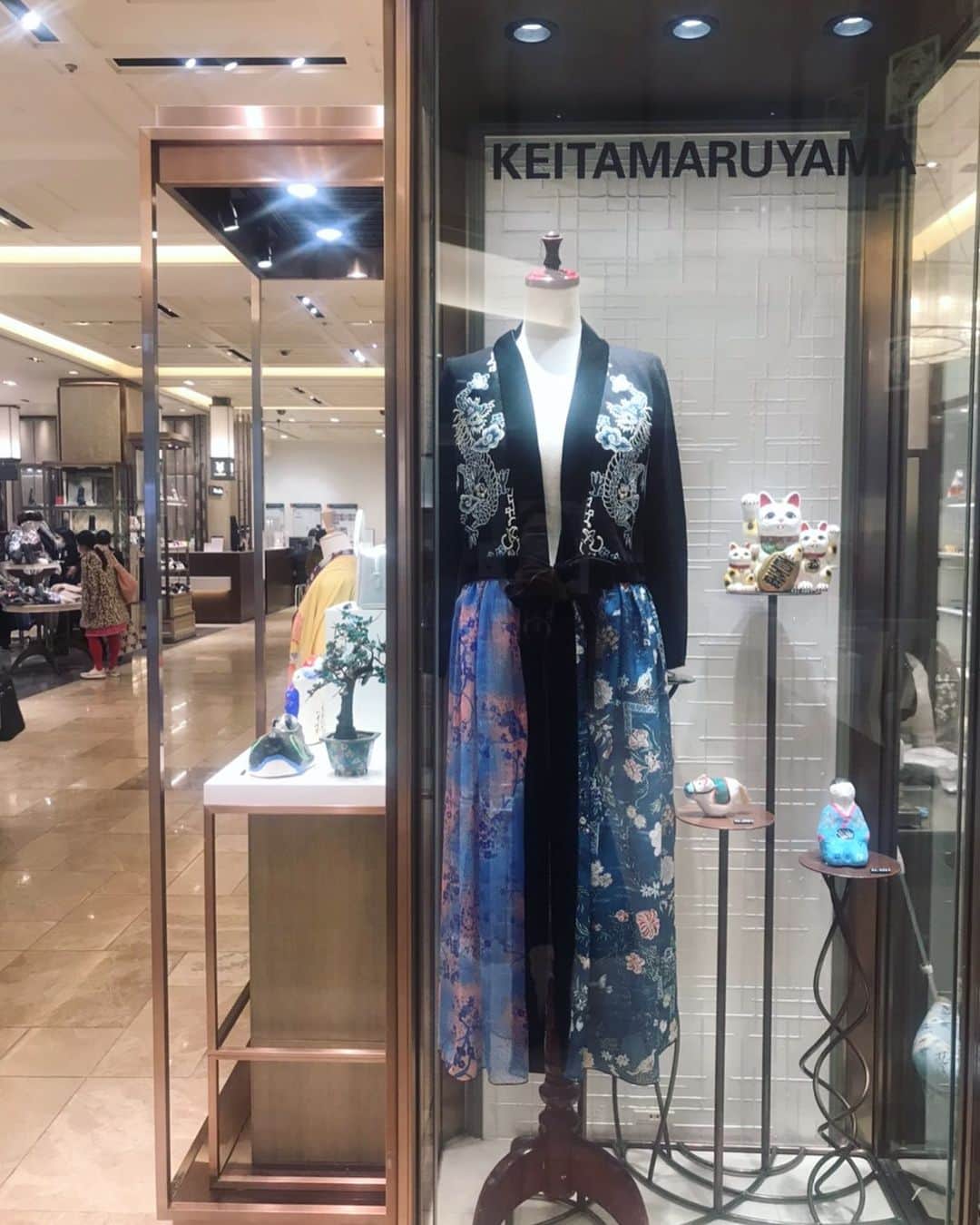 のインスタグラム：「ー丸山敬太の縁起物市ー﻿ ﻿ ハンドクラフトな手刺繍のニットは26年前から大切に創り続けているKEITA MARUYAMAのアイコン的なアイテム。素材から刺繍のテクニックまで、その時代のコレクションのムードをたっぷりと乗せたタイムレスに愛される存在…﻿ そんなニットたちを、貴重なサンプルからピックアップし、アーカイブの生地と縫い合わせてニットガウンにリメイクしました。﻿ 手を加え、新たに人の手に渡ってまた大切に受け継がれていくREMARRIAGE企画です。一点一点、ニットと生地の組み合わせに同じものはなく、この世に一つだけのスペシャルピース、今回新たに10点銀座三越にて先行販売開始です。縁を結びにぜひお立ち寄りください。﻿ ﻿ 丸山敬太の縁起物市﻿ 1/2〜1/12﻿ 銀座三越1階:プロモーションスペース﻿ ﻿ ﻿ ﻿ #keitamaruyama」