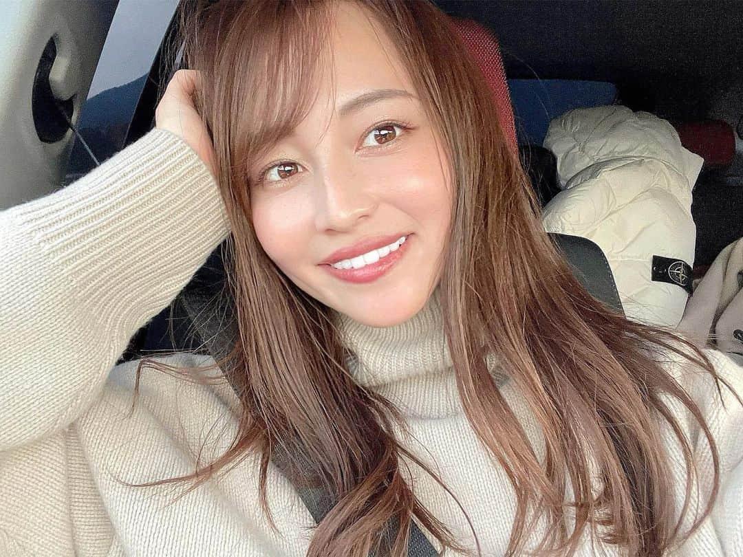 左近鈴乃さんのインスタグラム写真 - (左近鈴乃Instagram)「. インビザラインもあともう少し🤏🏻♡ 今年中に綺麗になると思うと嬉しい。 0歳からある下の前歯が遂になくなる🥺 ホワイトニングもいい感じ〜〜✨ @hana.intelligence.udc   美容にも益々力を入れよう🐮♡2021  #selfie」1月5日 20時54分 - suzuno_sakon