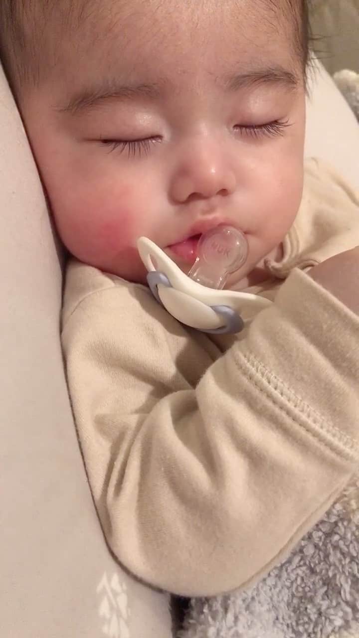 松尾 瞳のインスタグラム：「. おチビちゃん。おしゃぶり落としてるくせに本人は まだ吸ってる気でいるかわいいおチビちゃん。👶🏻🍼  #赤ちゃんのいる生活 #赤ちゃん #生後3ヶ月 #男の子ママ  #男の子ベビー #令和2年ベビー #ママスタグラム #ママリ #ベビライフ #ベビスタグラム #ままのて #スマイル育児 #おしゃぶり」