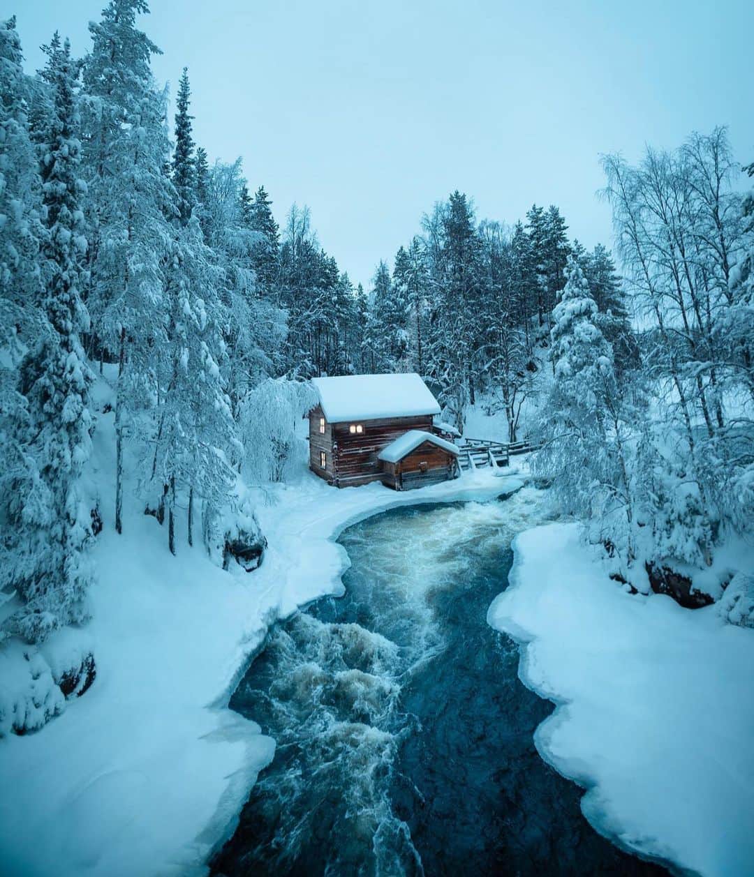 Canon Photographyさんのインスタグラム写真 - (Canon PhotographyInstagram)「Winter Cabins in Finland  Photography // @ryanresatka  Curated by @henry.nathan  #winter #cabins #snow #finland」1月5日 20時46分 - cpcollectives