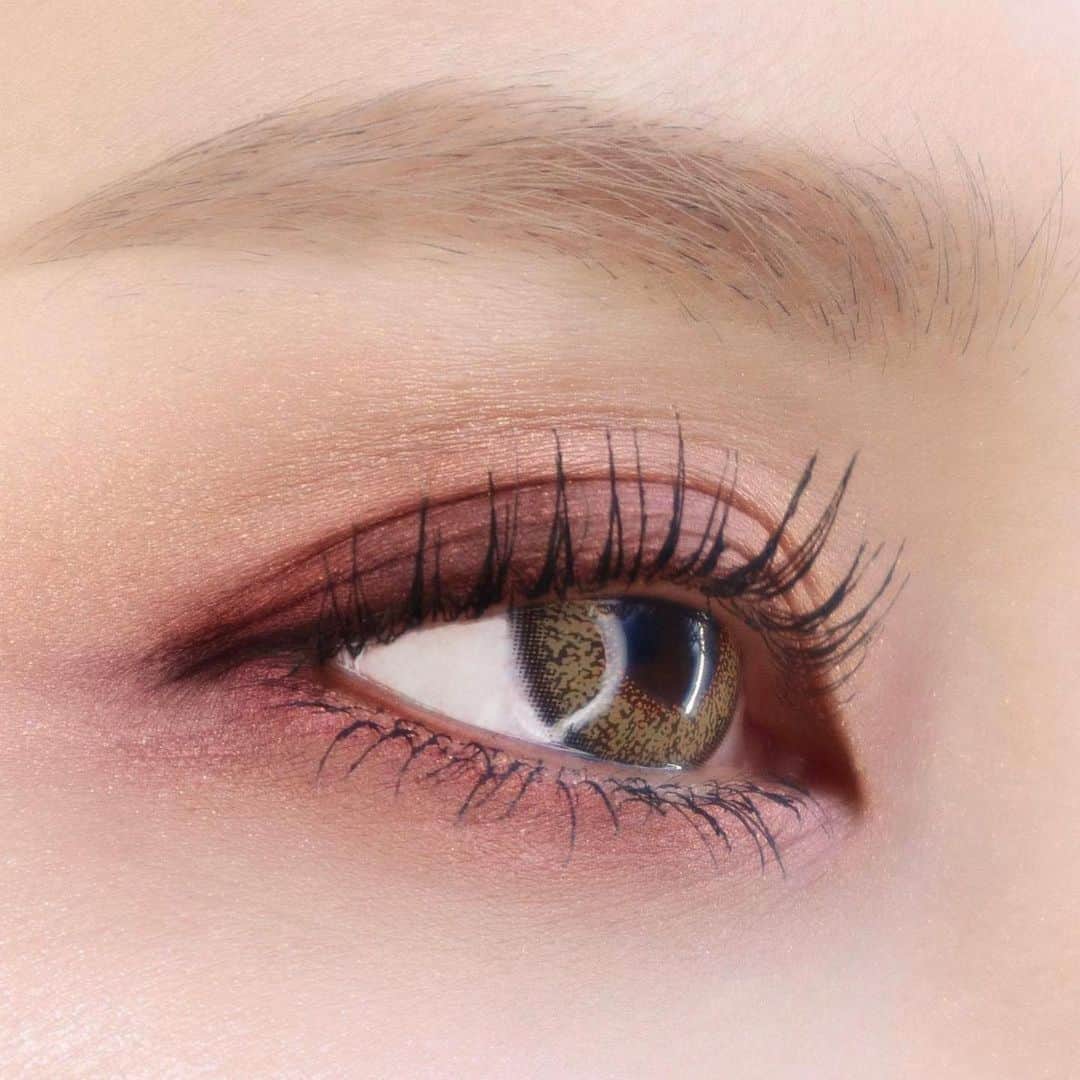 M∙A∙C Cosmetics Japanのインスタグラム：「新しい年はカラーメイクに挑戦したい！というあなたに、おすすめしたいバーガンディのアイシャドウパレット。 ㅤ まぶたがほんのり自然に赤みを帯びて、ミステリアスな印象に✨ 自然な陰影と血色感を叶える、捨て色なしの9色です。 ㅤ ■スモール アイシャドウ X 9: バーガンディ タイムズ ナイン ㅤ Regram from @macpro_tokyo」