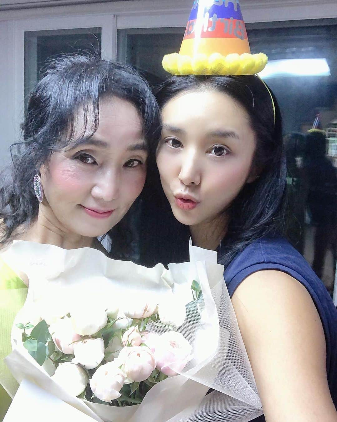 Areum Jungさんのインスタグラム写真 - (Areum JungInstagram)「엄마의 66번째 생일날! 요즘은...꼭 필요하지않다면 가능하면 집에 있어주는 것이 모두를 위한 길인듯 하여  블링블링한 외식없이 그냥 제가 저녁 생일상을 준비했어요^^ 그런데 저렇게 입고 나온 ㅋㅋㅋ방콕에서 구입 후 입지도 못한 드레스인데 쩝 ㅋㅋㅋ생일 케잌은 아무도 안먹어서 매번 버리게되어 (식구들 누구도 단걸 안먹어요 ㅎㅎ) 딸기케이크로 했는데 다이어터라면 참고해보시길 ㅋㅋ많은 분들이 답답하고 힘든 시기이지만 그저 함께 할 수 있음에 감사하려고합니다. 엄마가 그래도 화장하면 제법 괜찮은 것과 ㅋㅋ아픈 허리 함께 운동하며 나은 것, 시키는대로 매일 아침 요거트와 달걀도 잘 먹어주어서 기뻐요. 엄마 생일 축하하고 사랑해. 그런데 혼자 화장하는 건 반칙이지 내 생일날은 와규로 케이크부탁해.ㅋㅋㅋ🤚🏼이렇게 오늘 엄마 생일도 다이어트도 건강도 멋진 하루에요 💋 . . My mom’s 66th Bday. Better to stay at home because of pendemic, so I prepared a little party for her. Healthy strawberries instead of fatty creamy cake, high quality protein and veggies all over the table!! I love every single moment that I can spend time with my people. 🙏🙏🙏. . #bday #건강생일상」1月5日 20時50分 - areumjung