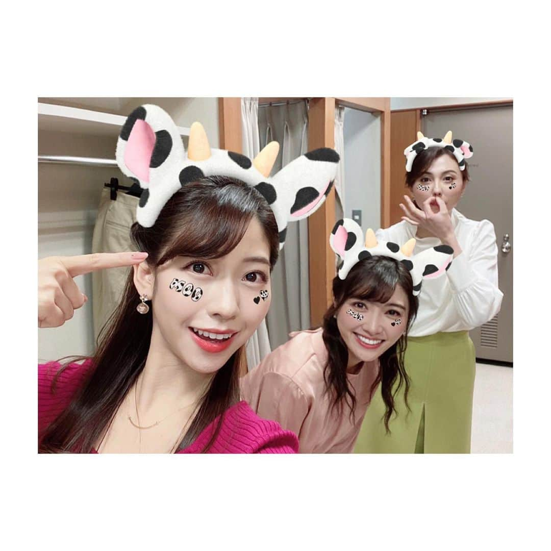 久保井朝美さんのインスタグラム写真 - (久保井朝美Instagram)「🐮 2021年仕事はじめは 1月4日の TBS「はやドキ！」📺 ． オンエア後に 月曜日メンバーで 丑になってみました😆 ． 写真を撮るときは 気づきませんでしたが 純菜ちゃんのポーズが絶妙😂 明るく可愛い妹たちです💞 ． 今年も よろしくお願いいたします✨ ． 明日の朝は TOKYO MX 「モーニングCROSS」 今年初の出演です☀️ ． #はやドキ！ #仕事はじめ #山形純菜 #TBSアナウンサー #小野寺結衣 #アナウンサー #久保井朝美 #気象予報士 #防災士 #モーニングCROSS」1月5日 20時52分 - asami_k920