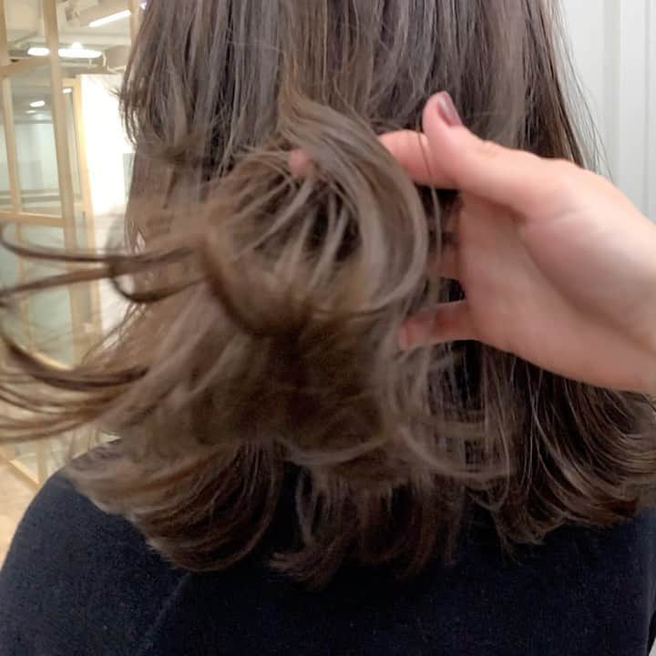 中西結梨花のインスタグラム：「前回初ハイライトを入れたお客様💫 . 細く、スジっぽく見えるところは全てハイライトです❣️ 細めにナチュラルに入れてます☺️ . 今回はカット+ケアカラー+プレミアムトリートメント💘 ハイライトを活かして透けるラベンダーミルクティー✨ . カット+ケアカラー ¥15300 カット+ハイライト+カラー ¥22800 トリートメント ¥5200〜 . . #nakanishi_color#ブリーチカラー#ハイライトカラー#透けるグレー#ふわふわレイヤーカット#ミルクティーベージュ#お洒落モテヘア#東京#東京美容室#新宿#新宿美容室」