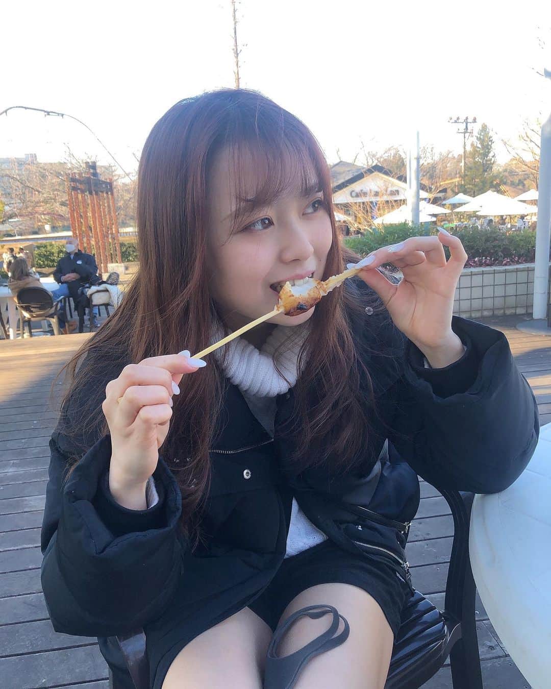 我妻美月のインスタグラム：「食べる前に写真撮りたかったよね🍡 もう素足は足が凍りそうで当分むりです( ˘ᵕ˘ ) ． ． ． #今日のコーデ #ootd #ジェルネイル #オスカープロモーション#よみうりランド #よみらん #女子大生#japanesegirl #japanesefood #被写体モデル #毎日メイク #冬休み」