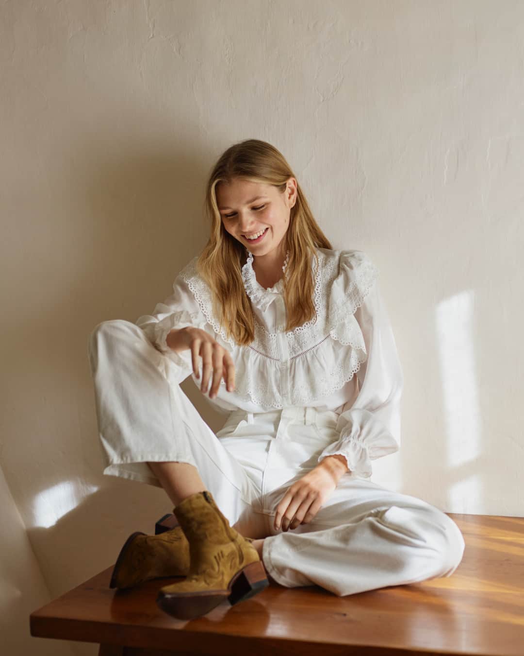 MANGOさんのインスタグラム写真 - (MANGOInstagram)「OUTSIDE THE CITY • What about a total look in white (combined with infallible cowboy boots) to laugh at winter? Our latest arrivals can be found exclusively online, at mango.com.⁣ #Mangocollection」1月5日 20時58分 - mango