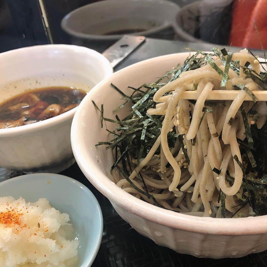 のインスタグラム：「私の家みたいな場所へ☺︎  昔から私を知ってくれている方はよく知ってくれていますが大好きなお店です。 蕎麦はコシが強くて太麺で、つけ汁はラー油ベース、胡椒の効いた辛めの汁です。 海苔もネギもたーくさんのってて、私はおろしもトッピングしました。 ほんとにすきーっ  髪は縛って本気で  よくここのカウンター席で麺をすすっているので、見かけたら是非☺︎ #なぜ蕎麦にラー油を入れるのか #蕎麦マニア」