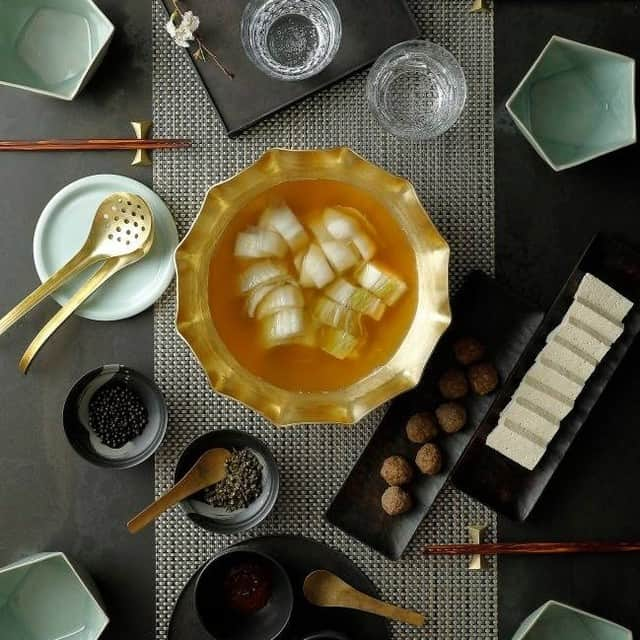 INSIDE FUJINGAHOさんのインスタグラム写真 - (INSIDE FUJINGAHOInstagram)「素食（スーシー）研究家の松永智美さんに教わった「酸菜鍋（スゥアンツァイグゥオ）」。白菜のぬか漬けと2種のきのこの出汁と団子という、シンプルな組み合わせです。出汁を抽出したたもぎ茸と山伏茸にタピオカ粉を合わせて丸めたものが「団子」です。ひと鍋に、きのこの旨みがすべてこの鍋に生きています。#酸菜鍋 #松永智美 #素食 #白菜のぬか漬け #婦人画報2月号 #fujingaho #養生鍋」1月5日 21時00分 - fujingahojp