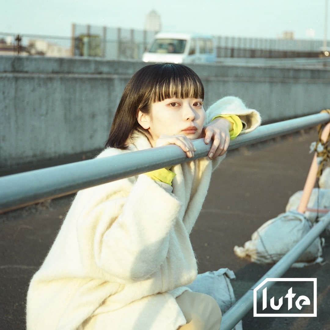 lute / ルーテのインスタグラム：「【#lute "IN TOWN"】音楽動画メディア「lute」によるインタビュー企画「IN TOWN」✍️アーティストやクリエイターのインサイドをストリートから配信📷  Interview with Kaco (@kaco.official) Occupation: singer, song writer  Q. 最近どんな音楽を聞いてる？ A. マイア・ヒラサワ「THE JAPAN COLLECTION」、Kan Sano「ピアノ作品集」、アン・サリー「VOYAGE」大橋トリオ「10」  Q. 普段は誰とよく遊んでる？ A. ものづくりをしている同世代  Q. お気に入りのライブハウス、クラブはある？ A. 下北沢440、渋谷B.Y.G.  Q. 今注目しているアーティストは？ A. AVOCADO BOYS  Q. 5年後（2025年）はどんな存在になっていたい？ A. チャーミングな、いい大人。音楽家としても女性としても好奇心を持ったまま、根を張っていたい。  Photography: @keigosugiyama_   #lutemedia #luteintown #streetsnap #streetstyle #streetculture #streetscene #streetjapan #music #creator #interview #ルーテ #ストリートスナップ #インタビュー #音楽 #音楽のある生活 #音楽好きな人と繋がりたい」