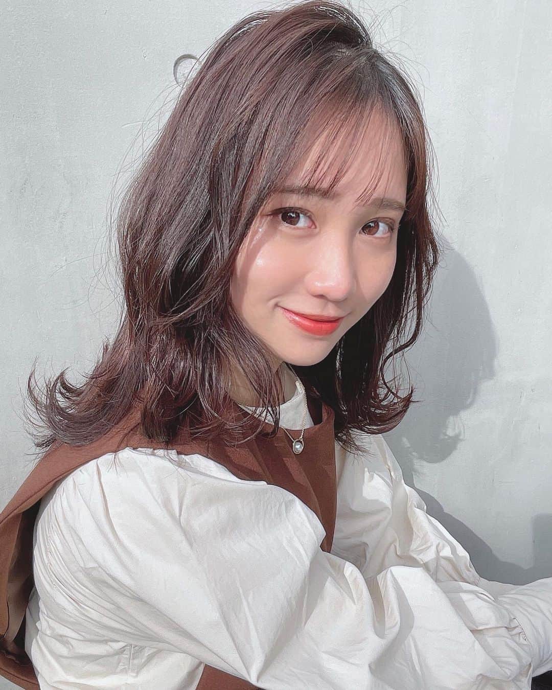 生形由佳のインスタグラム：「いつもお世話になっている加茂さんに素敵なヘアスタイルにしていただきました☺️💞  #ヘアスタイル #ヘアアレンジ #ヘアカラー #ヘア #サロンモデル #ヘアモデル #ミディアムヘア #カモメイク #ヘアセット」
