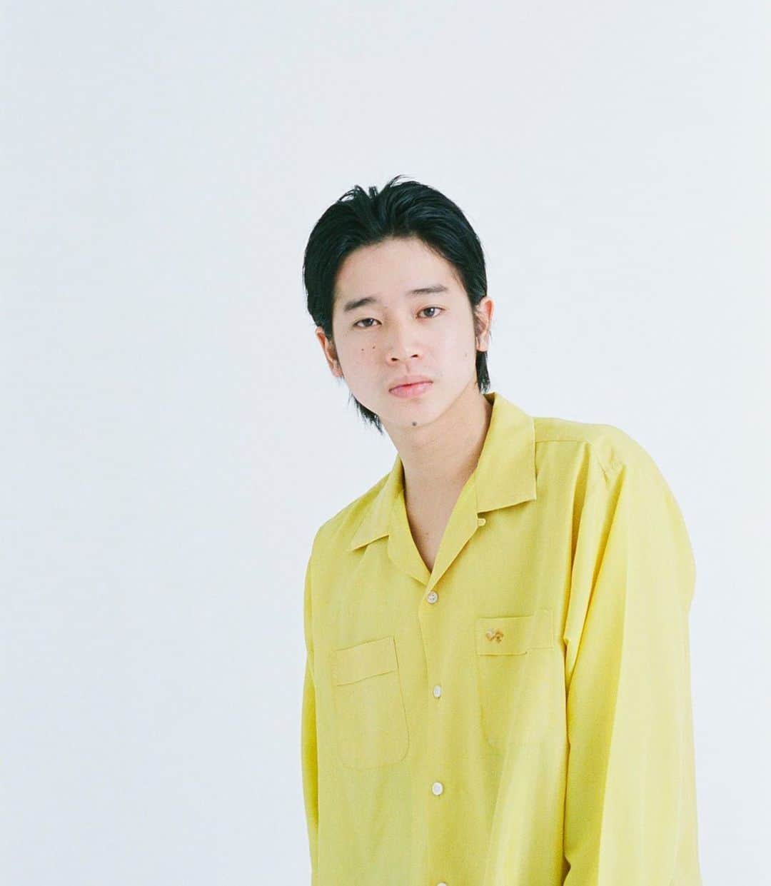 のインスタグラム：「あけましておめでとうございます。  2021年よりエイジアクロスに所属させていただくことになりました。 お仕事等ございましたらプロフィールのリンクよりご連絡いただけますと嬉しいです。  厳しい状況が続きそうですが前向きに自分らしく何かを届けることができるよう模索し続けていきます。  何卒よろしくお願いします！  🤜🏻🤛🏻  📸 @8msmsm8」
