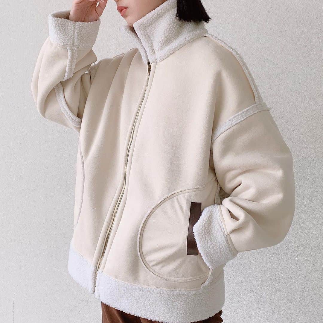 Vannie Officialのインスタグラム：「【VANNIE U ボアムートンリバーシブルショートコート】5,900+tax ⠀ model:168cm ⠀  《styling》 1着で2着分楽しめちゃう♡2way仕様のボアムートンコート♪いつものコーデにプラスするだけで、一気に旬顔スタイルに◎ パンツ合わせてスタイリッシュに合わせたり、ワンピースやスカートで女の子らしく合わせたり、カジュアルに可愛く着こなせる一押しアウターです♡  ⠀ 《detail》 たっぽりしたオーバーシルエットがたまらなく可愛い♪厚手のニットなども楽々着込んで頂けます◎ 合皮のパイピングデザインでトレンド感溢れるスタイルに！  ⠀ 《fabric》 もこもこ可愛いボア面と、風を通しにくいスエード面で、リバーシブルでお使い頂けます◎ ⠀ ⠀ ⠀ #vannie_u#ヴァニーユー #ZOZOでしか買えない⠀⠀  お問い合わせはDMまでご連絡ください‪‪☺︎‬」