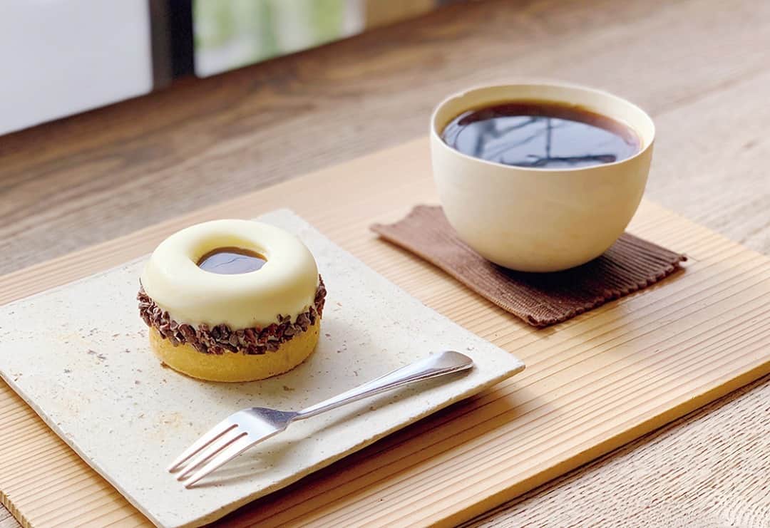 &Premium [&Premium] magazine.さんのインスタグラム写真 - (&Premium [&Premium] magazine.Instagram)「大和まこさん（@makoyamato）の連載「&Kyoto」では、「コーヒースイーツ」をご紹介。 『菓子・茶房 チェカ』のティラミスは、白いリング型。タルトの上にはマスカルポーネムースやスポンジ、中央にはコーヒーのソース。最新号「おいしいコーヒーライフ」発売中です。（→p.129） #andpremium #アンドプレミアム #おいしいコーヒーライフ #lifewithgoodcoffee #coffee #cafe #珈琲 #ティラミス #コーヒースイーツ #京都カフェ #京都チェカ #菓子茶房チェカ」1月5日 21時01分 - and_premium