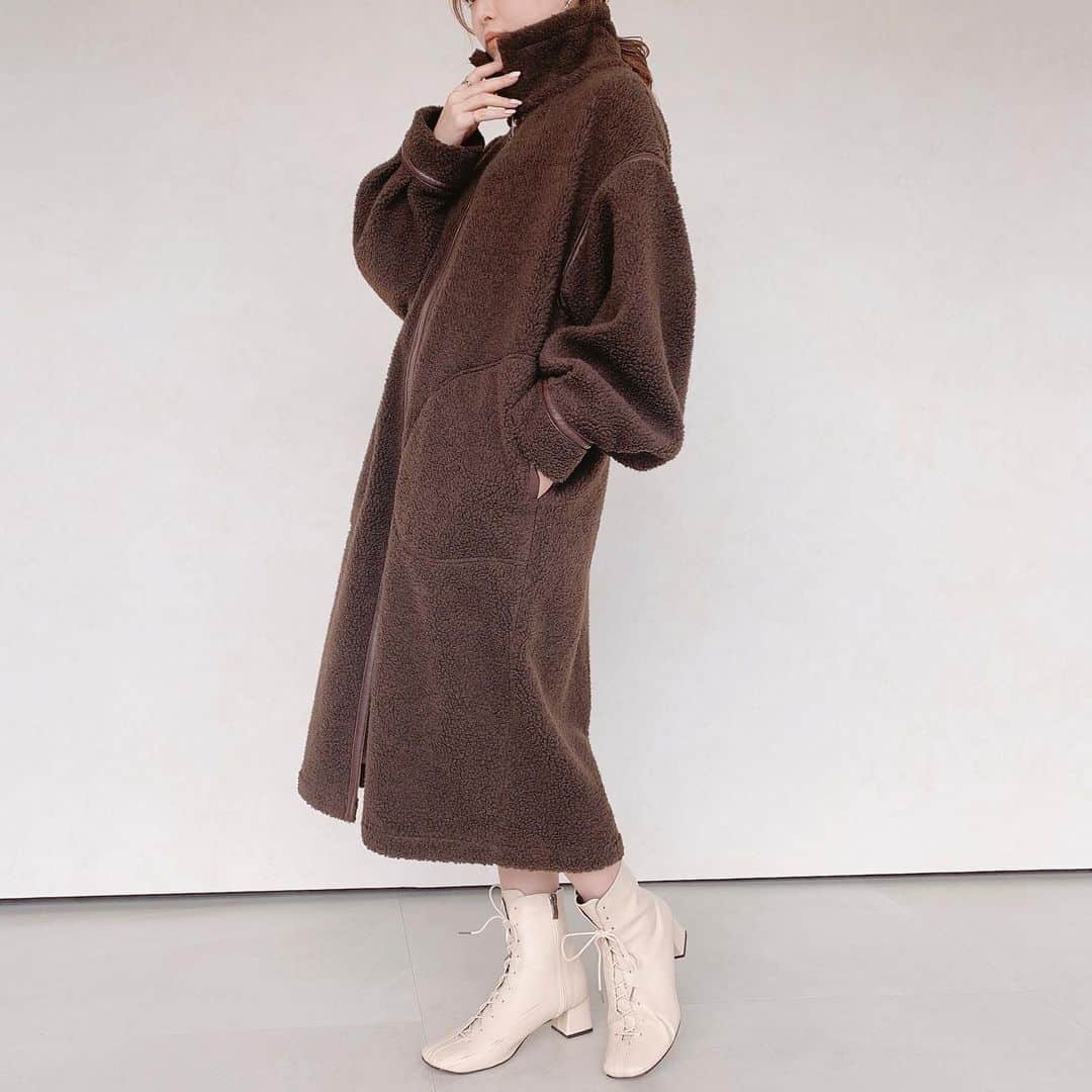 Vannie Officialのインスタグラム：「【VANNIE U ボアムートンリバーシブルロングコート　】7,200+tax ⠀  《styling》 今季マストバイのボアコートはロング丈で可愛さ倍増♪ リバーシブル仕様で2つのデザインで着れちゃう優れもの♡ パンツスタイルにはもちろん、ワンピースやマキシ丈のスカートで女の子らしさをプラスしたスタイルにもオススメ◎  ⠀ 《detail》 合皮のラインデザインでトレンドライクなコーデを後押しします♪ 見た目にも温かなボア面となめらかなスエード面の2ＷＡＹ仕様。 襟は立てても可愛いし防寒もばっちり◎  ⠀ 《fabric》 風を通しにくい保温性の高い素材。  ⠀ ⠀ #vannie_u#ヴァニーユー #ZOZOでしか買えない⠀⠀ お問い合わせはDMまでご連絡ください‪‪☺︎‬」