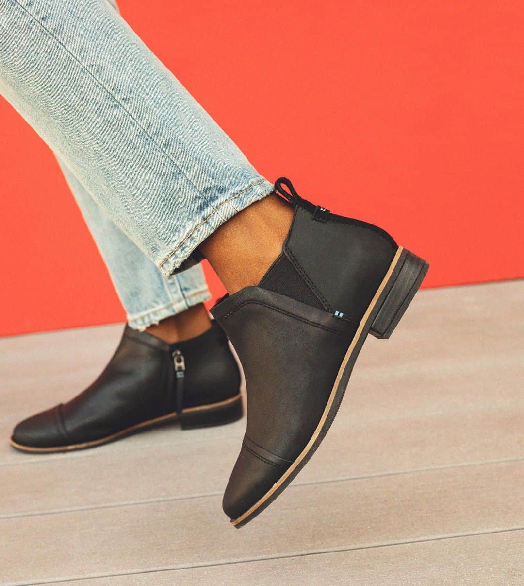 トムズシューズのインスタグラム：「Show some ankle in the Reese.   For every $3 we make, we’ll give $1 away.」