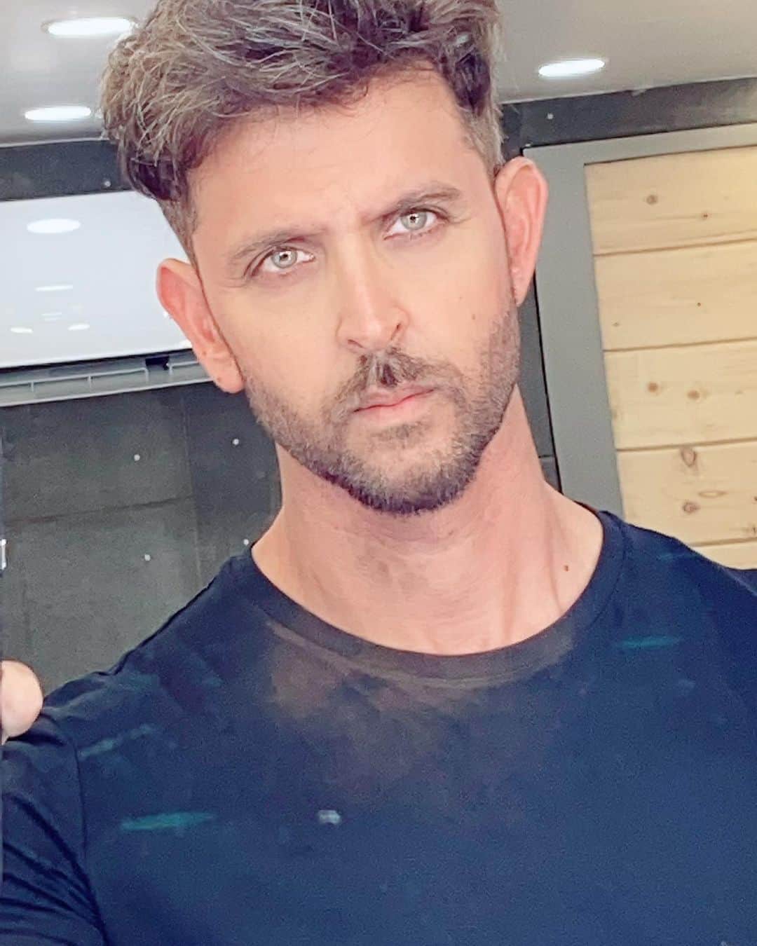 リティク・ローシャンさんのインスタグラム写真 - (リティク・ローシャンInstagram)「#seriousselfie」1月6日 2時34分 - hrithikroshan