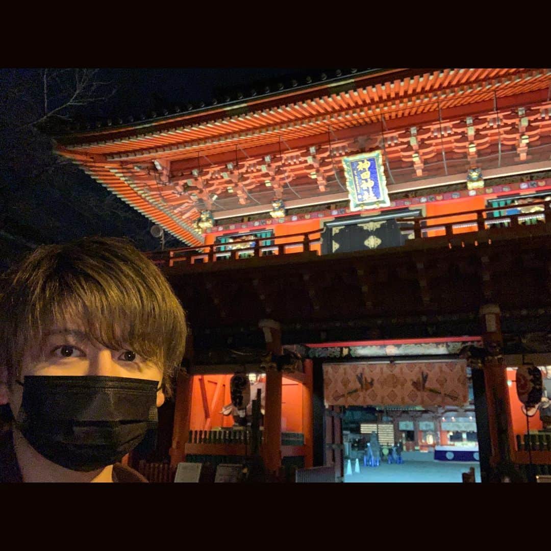 砂川信哉のインスタグラム：「本日誕生日を迎えました！昨年いただいた沢山の恩を少しずつ返していく1年にしたいなと思っています。26歳の砂川もどうぞよろしくお願いいたします。  深夜1時のガラガラの神田明神にて。いつもお世話になっております。 神田明神HPの24時間ライブ配信で混雑状況が分かるので便利でした！」
