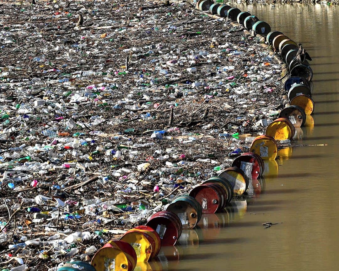 AFP通信さんのインスタグラム写真 - (AFP通信Instagram)「AFP Photo 📷 Elvis Barukcic - More than 5,000 cubic meters of waste and debris are seen at the dam of "Visegrad" water power plant, on river Drina, near Eastern-Bosnian town of Visegrad, on January 5, 2021.⁣ .⁣ Tons of waste that have been inappropriately disposed on unregulated dump sites, in communities along upper flow of river Drina and it's tributaries, have been flushed by the rivers, as water levels raised in previous days due to increased amount of rain. Build up of the waste and debris threatens normal operation of "Visegrad" dam and puts at risk normal operation on further two power plants in lower flow of the Drina river.」1月6日 2時30分 - afpphoto