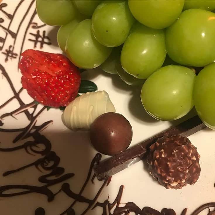 五十鈴ココのインスタグラム：「🍓🍫🍓🍫」