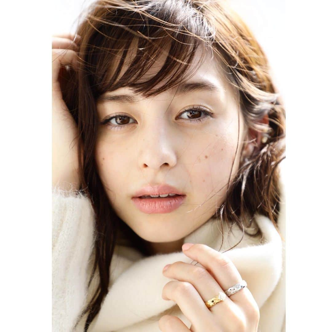 佐々木貞江さんのインスタグラム写真 - (佐々木貞江Instagram)「natural mind の素敵な方  表紙本誌は2枚目の笑顔。 アザーカットシェア ありがとう　@ballpark.inc  #model #中條あやみ  #photographer #竹内裕二 #stylist #荒木里美 #hair#eijekadota  #winter @ariko418  @classy_mag_insta  #makeup佐々木貞江 #2021年  @sadaebam #makeup #メイク#透明感 #そろそろ #仕事モード」1月5日 21時11分 - sadaebam