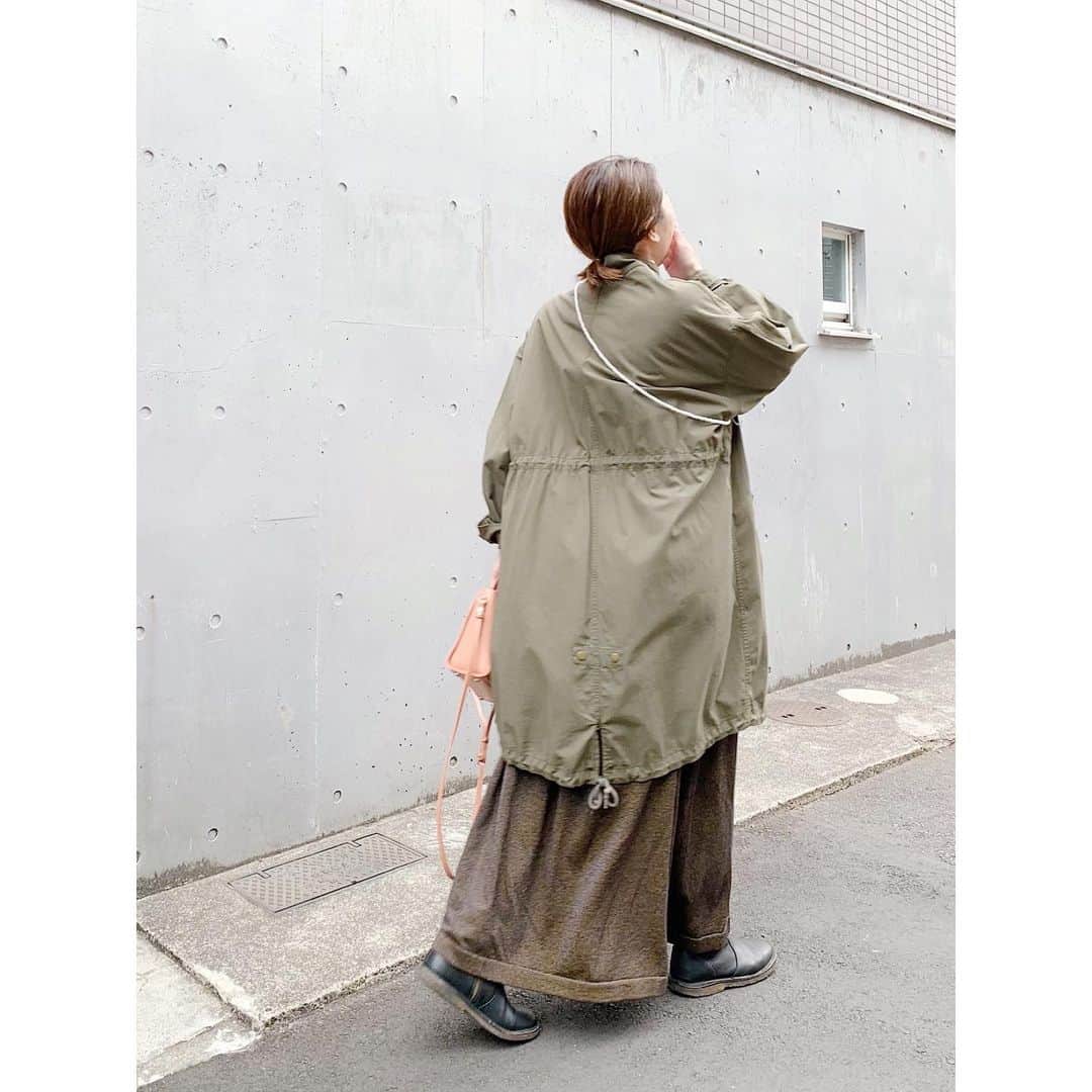 川島幸恵さんのインスタグラム写真 - (川島幸恵Instagram)「☺️☺️☺️﻿ ﻿ 去年の自粛生活後からの身体のたるみが尋常じゃないので😱﻿ 今年はちゃんと運動します🙋🏻‍♀️﻿ (このままだとデニムが履けなくなりそうで恐ろしい💦)﻿ ﻿ モッズコートは体型カバーしてくれちゃうよね😂﻿ 甘えちゃう👻 ﻿ ﻿ #SHENERY_official﻿ #coat #SHENERY﻿ #knitdress #demylee﻿ #bag #yahki﻿ #boots #apc #necklace #pearlnecklace﻿ #modscoat #military﻿ #fashion #styling」1月5日 21時04分 - sachie118