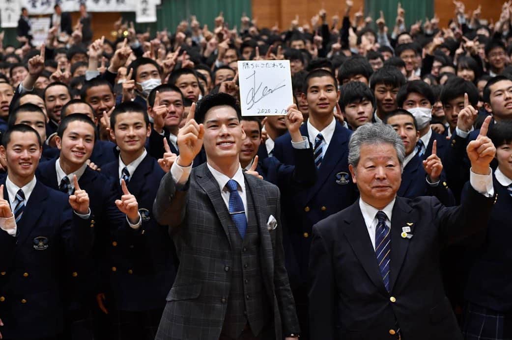 のインスタグラム：「. 明けましておめでとうございます 2021年も宜しくお願い致します。 写真は母校宮崎第一高校での壮行会🥇 二枚目はオフショット #happynewyear #宮崎第一高校 #2020 #2021」