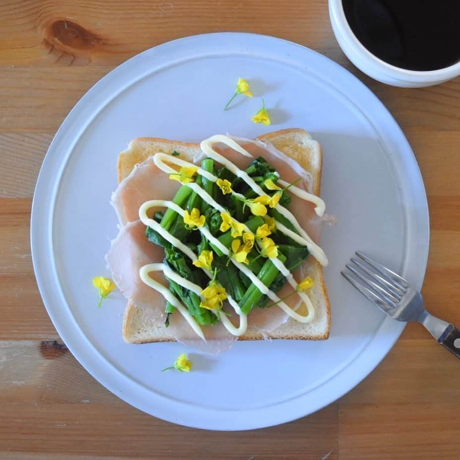 山崎佳のインスタグラム：「Today’s breakfast. 生ハムとオータムポエム。  あけましておめでとうございます。 年末年始は、トランプにかるた、福笑い、すごろく、ボードゲームなどをしたり、紅白を見て子どもと踊ったり、穏やかに楽しく過ごしました。今年はどんな年になるのかな。」