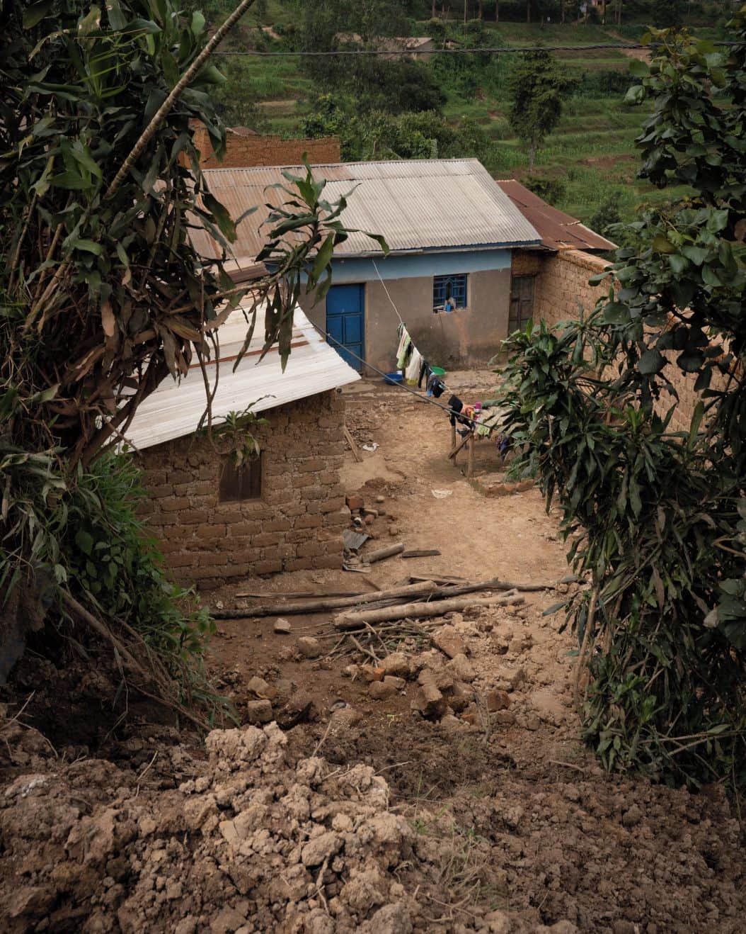 ルモンドさんのインスタグラム写真 - (ルモンドInstagram)「A Gicumbi, la dégradation de l’environnement n’est pas un concept, mais une réalité tragique. Dans cette région très montagneuse du nord du Rwanda, les vestiges boueux des glissements de terrain, causés par la déforestation et la surexploitation des terres, sont visibles partout. Le brun-rouge domine peu à peu le vert profond des champs de thé et de haricots.⁣ En 2019, vingt personnes y ont perdu la vie dans des inondations et des glissements de terrain. Ce triste bilan a fait de ce district la cible du gouvernement rwandais pour son premier projet directement financé par le Fonds vert pour le climat, un mécanisme d’aide piloté par les Nations unies : le Green Gicumbi Project. Doté d’un budget de 26,8 millions d’euros, il prévoit une transformation radicale du paysage et des modes de vie de la région. « Nous avons opté pour une approche complètement intégrée, explique Jean-Marie Kagenza, le chef de projet. Nous voulons nous attaquer au problème de dégradation du bassin hydraulique, aux enjeux d’utilisation de la terre et de régénération des sols, aux pratiques agricoles, à la déforestation, tout en augmentant la résilience, la productivité et les salaires des fermiers, qui représentent la quasi-totalité de la population. »⁣ -⁣ 1 : Solange Ahobantegeye recouvre de terre un plan d’eucalyptus avec sa houe dans le district de Gicumbi, le 26 décembre.⁣ 2 : Des femmes transportent des plans d'eucalyptus destinés à être replantés pendant que les hommes coupent les arbres.⁣ 3 : Colette Dekuzimana utilise son nouveau four de cuisson qui réduit de 60 % la consommation en bois.⁣ 4 : Le mur d’une maison du village de Rusambya détruit par un glissement de terrain.⁣ 5 : Construction d’une canalisation d’eau pour protéger les maisons contre les glissements de terrain.⁣ 6-8 : Des agriculteurs récoltent le thé.⁣ 7 : Yvette Baziki cultive sa parcelle désormais terrassée, ce qui a doublé sa production.⁣ -⁣ Photos : Simon Wohlfahrt (@wo_sim) #PourLeMonde⁣ -⁣ #ecologie #Rwanda #environnement」1月5日 21時06分 - lemondefr