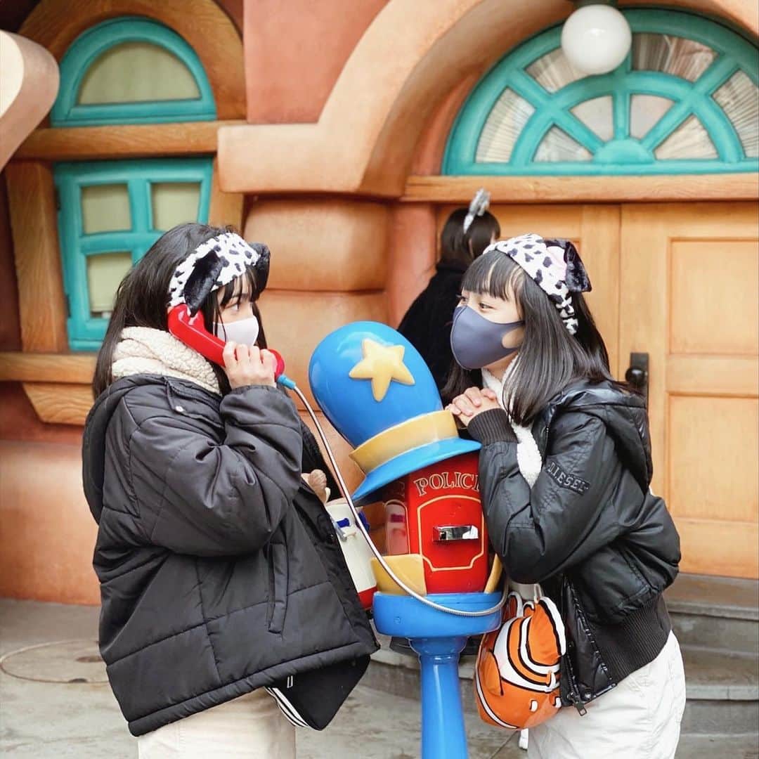 eiko kagamiのインスタグラム：「. . 冬休み、年末前に幼馴染コンビとディズニーランドへ 🏰🤍🖤 お揃いコーデの二人が可愛くて可愛くて、引率カメラマンのオカンもテンション上がりまくりでした😂✊📸 アトラクションは美女と野獣にも無事に入れて、 想像以上の内容に3人で感動🥺✨!! . 今年は受験生になる娘たち。 その前に楽しい思い出作れてよかった！ それにしても成長してる二人の姿が感慨深かったな🥰 . 今日から学校も通常モードスタート🏫 がんばれ〜！！ . . . 最後の写真は途中から別行動でお一人様ディズニーのわたし。 ソーシャルディスタンスの貴重なグーフィーとの2ショット😂✌️🤎 . . . #ディズニーランド #ディズニー #中学生 #101匹わんちゃん  #お揃いコーデ #グーフィーと2ショット #距離感掴めなかったけど #わりと手の延長線にいて一安心🙌」