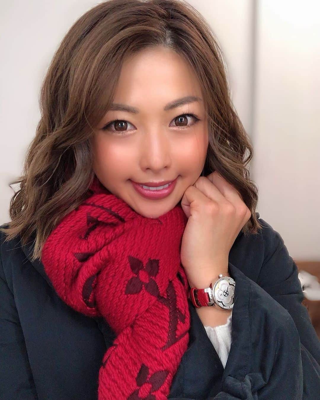 のインスタグラム：「こんばんは‼️ 今年の目標みなさん決めましたか？ まだわたしは決めてないけど、今月中に具体的に決めます！  その前に アブローラーで筋肉痛MAXです笑 久しぶりにこんなに筋肉痛なった、、 気持ちよすぎる、、笑  筋肉痛なると筋トレのモチベあがるし、ダイエットスイッチ入るのはわたしだけ？  #マフラー #louisvuitton #あおい夏海 #冬コーデ #筋肉痛 #筋肉女子 #筋トレ女子 #マフラーコーデ」