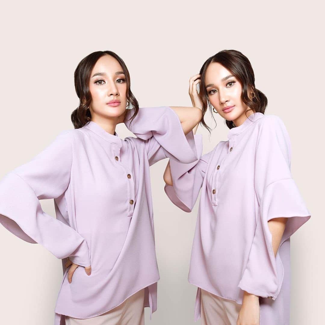 Ivan Gunawanさんのインスタグラム写真 - (Ivan GunawanInstagram)「. Trust us, you need this blouse on your closet ! — PUNYA BLOUSE  ALYSSA PINK Price : Rp.229.000,- (top only) - Size  Length : 70cm Bust : 110cm Arm Hole : 50cm Arm Length :52cm Material : Moss Crepe . . How To Order : Our Shopee : Shopee Mall "PU-NYAIVANGUNAWAN Official Shop" or just simply hit us on WhatsApp : +62811-1077-776 . #Ivangunawan #punyaivangunawan #kamuudapunya  #kamuharuspunya」1月5日 21時14分 - ivan_gunawan
