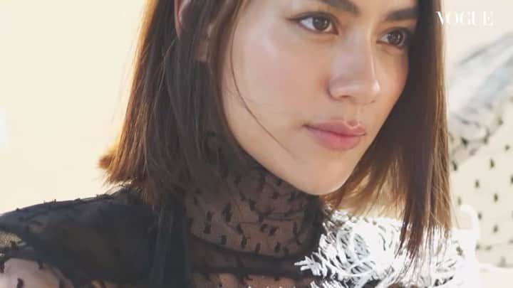キンバリー・アン・ウォーテマス・ティアムシリのインスタグラム：「Keep on Shining! ยังคงสวยสะกดตาและสะกดใจเช่นเคยแม้จะเป็นการขึ้นปกโว้กประเทศไทยเป็นครั้งที่ 2 ของนักแสดงมากความสามารถ ‘คิม-คิมเบอร์ลี่ แอน โวลเทมัส’ ซึ่งครั้งนี้เธอยังควงคู่มากับความโดดเด่นและเจิดจ้าอย่างแบรนด์ไฮจิวเวลรี Cartier ในคอลเล็กชั่น Panthère de Cartier อีกด้วย แต่กว่าจะได้ภาพออกมาสวยสมบูรณ์แบบอย่างที่เห็นกลับไม่ใช่เรื่องง่าย โว้กจึงไม่พลาดขอเก็บภาพบรรยากาศเบื้องหลังมาให้แฟนๆ ได้ชมกันที่นี่ . นางแบบ: คิมเบอร์ลี่ แอน โวลเทมัส ช่างภาพวิดีโอ: พิทยพงศ์ เนียมโภคะ สไตล์ไดเร็กเตอร์: จิรัฏฐ์ ทรัพย์พิศาลกุล ผู้ช่วยสไตลิสต์: ฐิตาภรณ์ พุกพัก แต่งหน้า: อลงกรณ์ สุนทรพจน์ ทำผม: มนัสวีร์ กิจพิศุทธิ์」