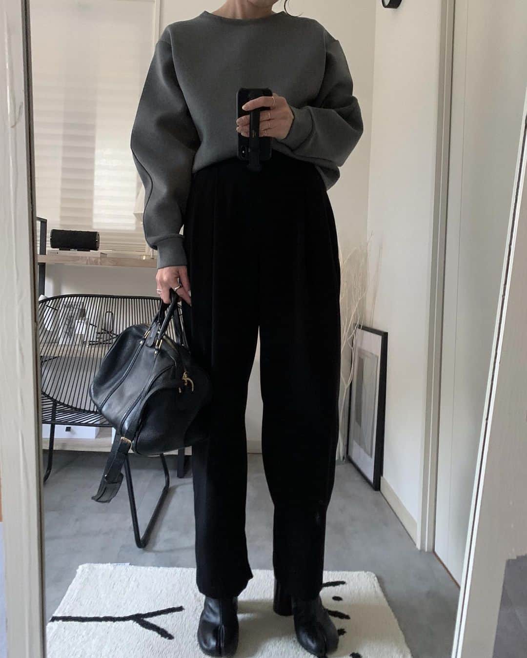 Mie Kawanoのインスタグラム：「比較的暖かかった日𓂃𓂂  tops @enof_01  pants @canaljean  boots @maisonmargiela  #coordinate #code #instagood #instafashion#myroom」