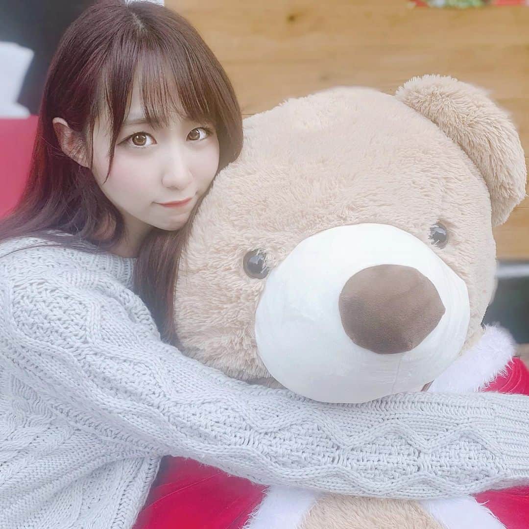 のインスタグラム：「🍼 ． ． ． 寂しがり屋なので ほっとかないでね ． ． ． #でぶくま #くま #くまさん #クマ #熊 #べあ #ベアー #巨大くま #ハグ #だっこ #ベア #くま好き  #くまのぬいぐるみ #テディベア #ニット #ニット女子 #冬の女子 #japanesegirl #japaneseidol #bear #idol #girl #knit #winterfashion  #followforfollowback #followｍe  #teddybear #bigbear #kawaii #kuma」