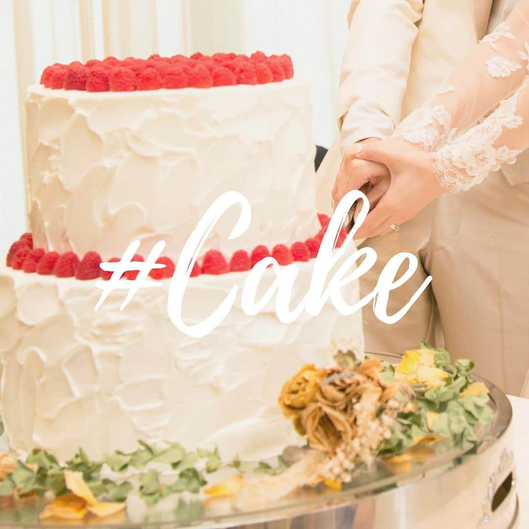 福井結婚式 ヴィラグランディス福井のインスタグラム：「【Wedding Cake】﻿ ・﻿ ・﻿ まっしろなクリームに、﻿ ラズベリーの赤がとっても映えて﻿ シンプルですが、とても可愛いウエディングケーキ🎂﻿ ・﻿ ・﻿ ・﻿ 新郎新婦様のご要望･お好きなもの、﻿ 会場の雰囲気やドレス、テーマにも合わせて﻿ パティシエが完全オーダーメイドでお作り致します♡﻿ ・﻿ ・﻿ To All Lovers...﻿ 〜すべての愛しい人たちへ〜﻿ ・﻿ ・﻿ ・﻿ #ヴィラグランディス福井﻿ 他の写真も気になる方はプロフィールから﻿ 公式HPもご覧ください▶︎▶︎▶︎」