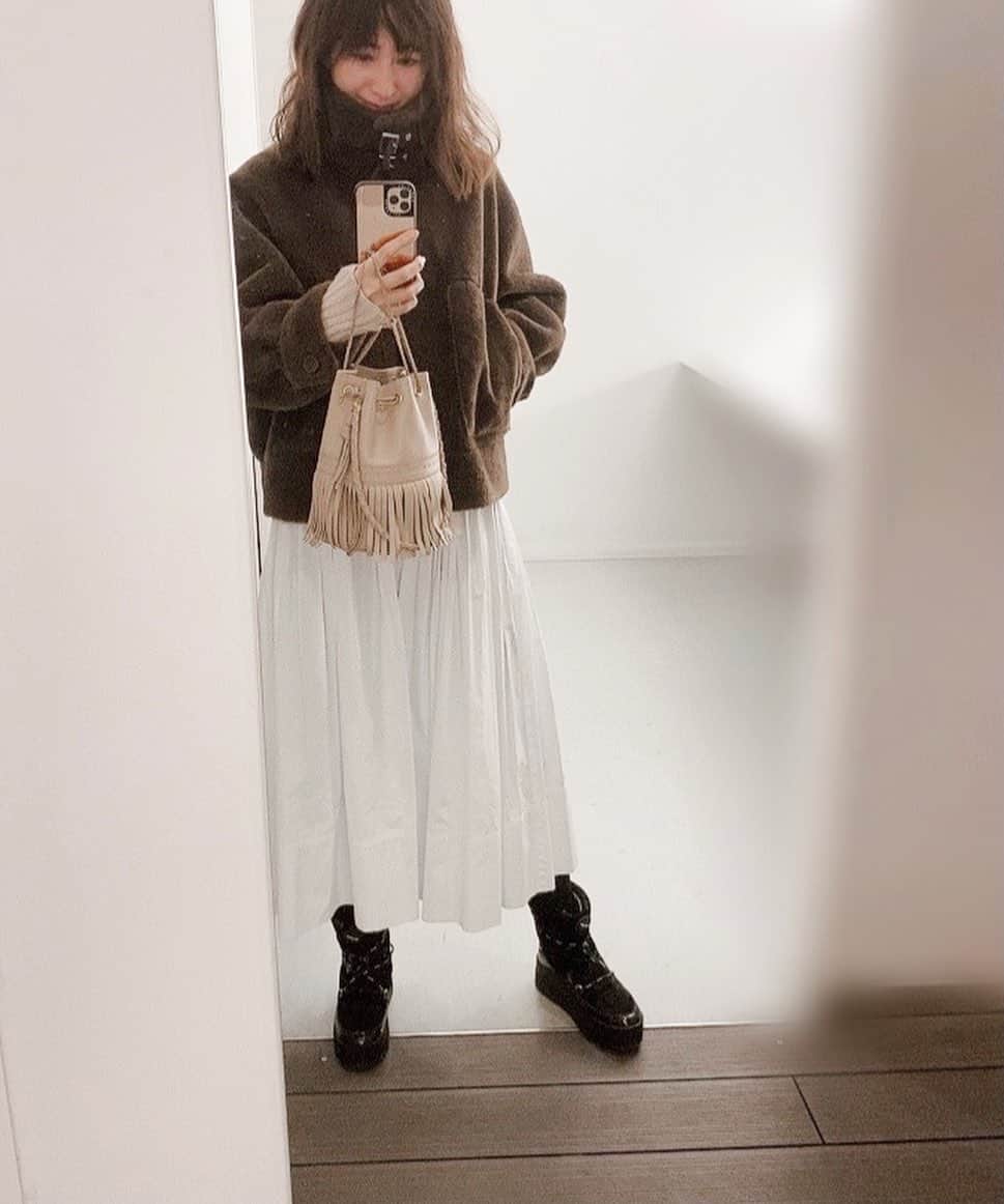 前田ゆかのインスタグラム：「年末から寒くなり履き始めた スノーブーツ！ @noname.japan  #ノーネームジャンプスノーブーツ  コードストッパーで足が固定されているから思ったより歩きやすい。 厚底なので底冷えしないのが最近頻発に履くポイントになっています。中もフワッと温かい。  足元が温かいだけで体の冷えの感じ方はかなり違うように思いますね！  おしゃれ防寒に⭐︎  @pdst.jp  #ノーネーム #スノーブーツ」
