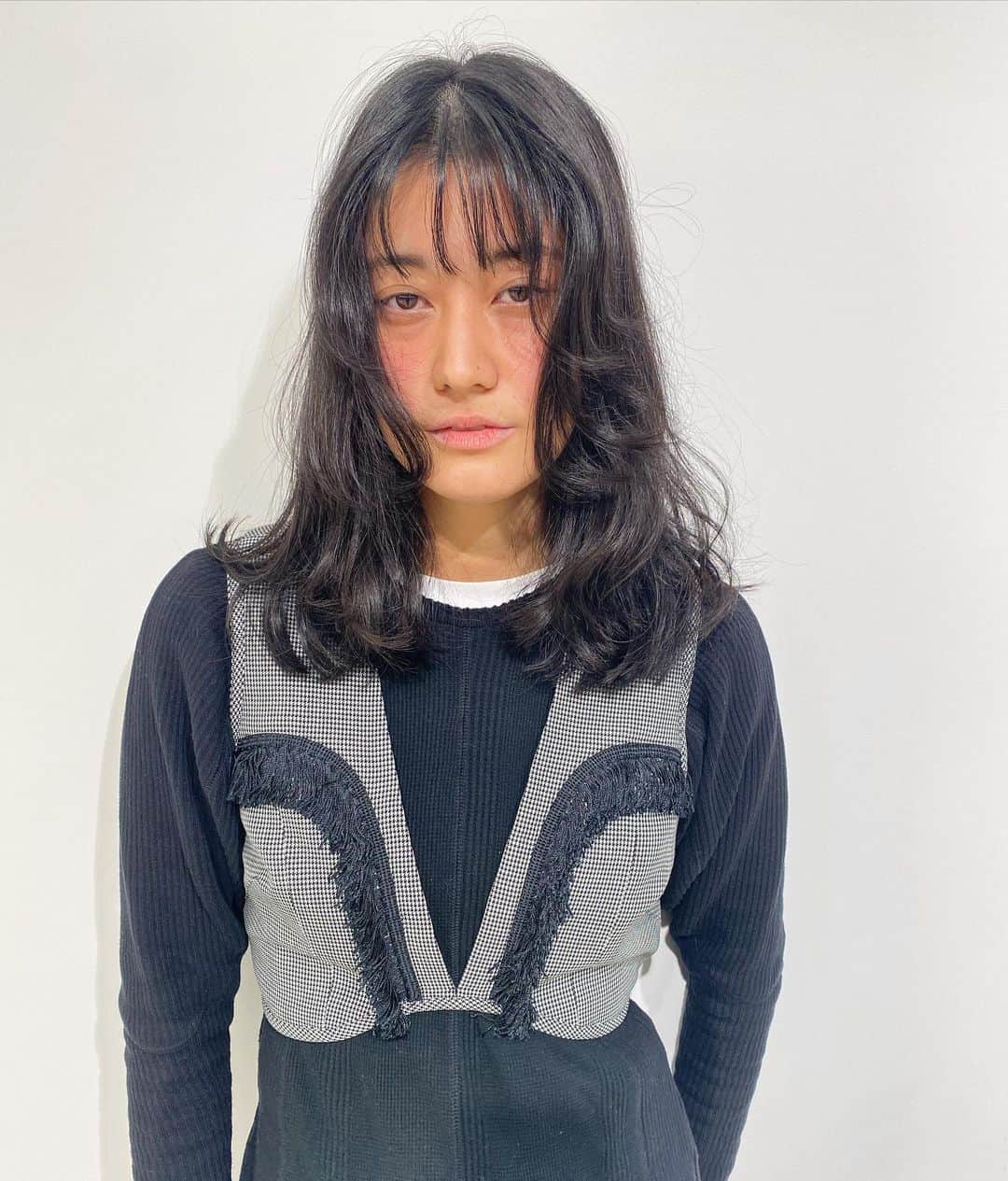 Sachiのインスタグラム：「New bangs!!!! @kayakon  Curtain bangs!!!! . 流したりフワッとさせたり こんな前髪が最近のオススメだょ。 . いい感じorderを必ずするKaya。 だからいい感じだょっていつも思うよ🧠 いつも任せくれてありがとう！ 今年もいい感じorder任せてね✌🏻 BiG LoVE  #shima#hair#girl#tokyo #shima_sachi」