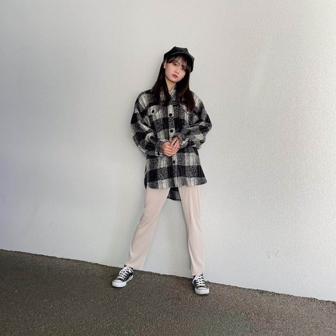 安村真奈のインスタグラム：「美脚効果抜群のリブパンツ！﻿ 履き心地も良くてかわいい〜🤍﻿ ﻿ #gu_for_all ﻿ #GUstyle﻿ #gupr﻿ #ストレートパンツ﻿ #リブスリムストレートパンツ」