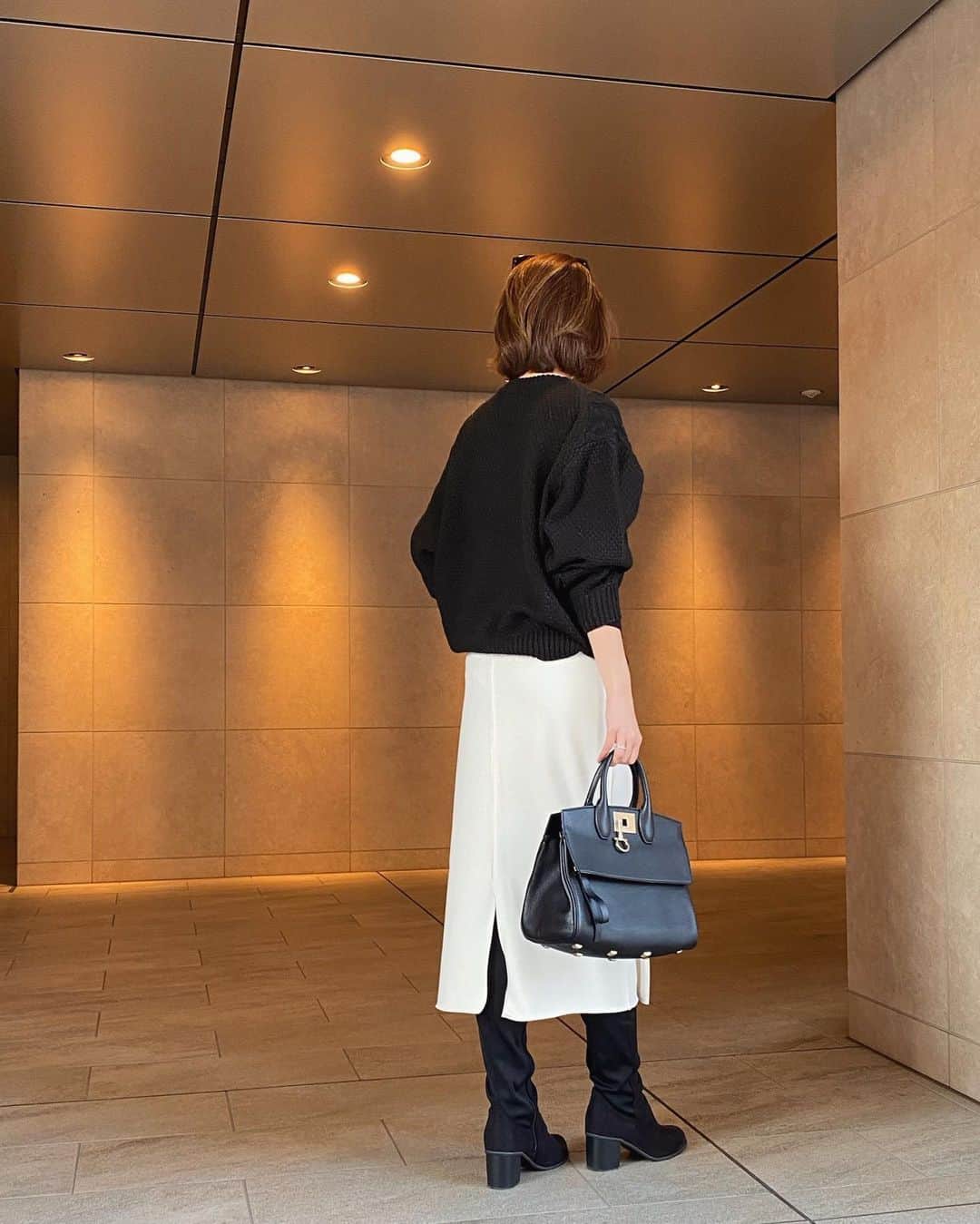 MAICOさんのインスタグラム写真 - (MAICOInstagram)「#outfit  Skirt... @storynine_jp Bag... @ferragamo ・ ・ 2021年初投稿✨ 皆さま あけましておめでとうございます。 本年もよろしくお願いいたします😊 ・ ・ 裏起毛で暖かいのに薄手ですっきり履ける @storynine_jp のスカート。 バックスリットが入っているから足さばきも良いです。 ホワイトのタイトスカート、とても着まわしが効くアイテム！✨  #storynine#ferragamo#ferragamobag#ストーリーナイン#フェラガモ」1月5日 21時18分 - maico0327