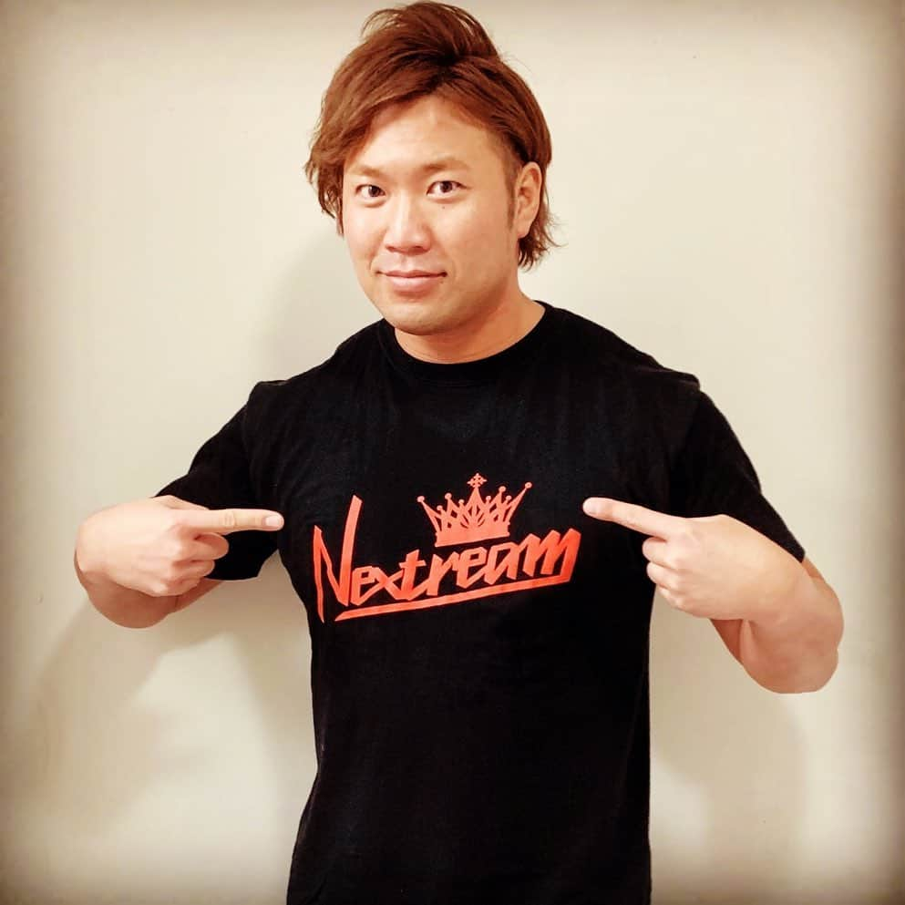 宮原健斗さんのインスタグラム写真 - (宮原健斗Instagram)「新発売❗️﻿ ﻿ 👚🆕 NEXTREAM Tシャツ👚﻿ オンラインショップで発売開始📣﻿ ﻿ 『NEXTREAM Tシャツ』最高レッド﻿ 【サイズ】S/M/L/XL﻿ 【価格】4,000円﻿ ﻿ ▼オンラインショップはこちら▼﻿ alljapan.shop-pro.jp﻿ (全日本プロレスオンラインショップへ🔎)﻿ ﻿ ぜひGETしてください😊  #プロレス #グッズ #宮原健斗 #NEXTREAM」1月5日 21時27分 - kento_miyahara