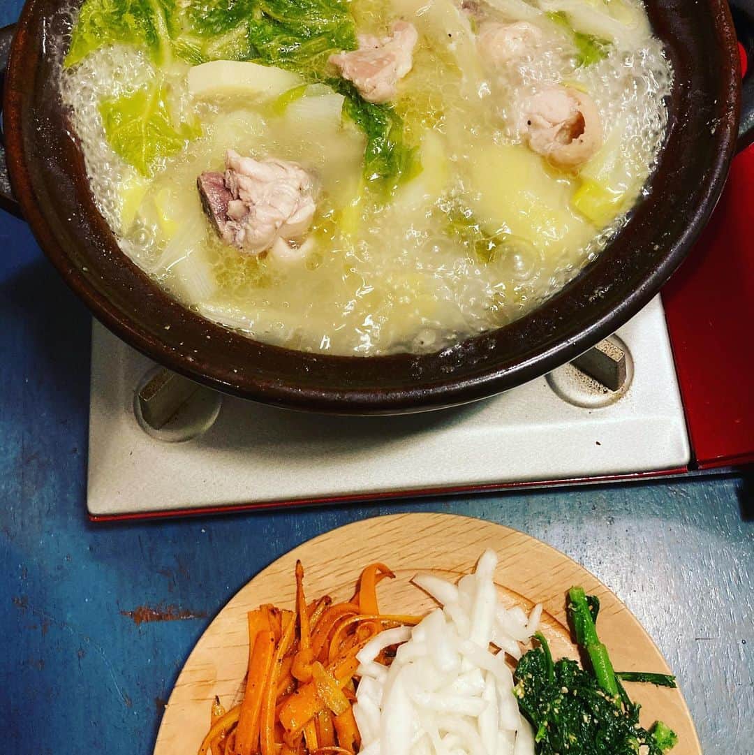 井上荒野さんのインスタグラム写真 - (井上荒野Instagram)「今年初の夫作。韓国ふう水炊きとナムル。水炊きは辛いタレで食べる。最後にお餅入れよー(^^)と思っていたのにスープがおいしすぎてほぼ飲み尽くしてしまった。」1月5日 21時21分 - arereno