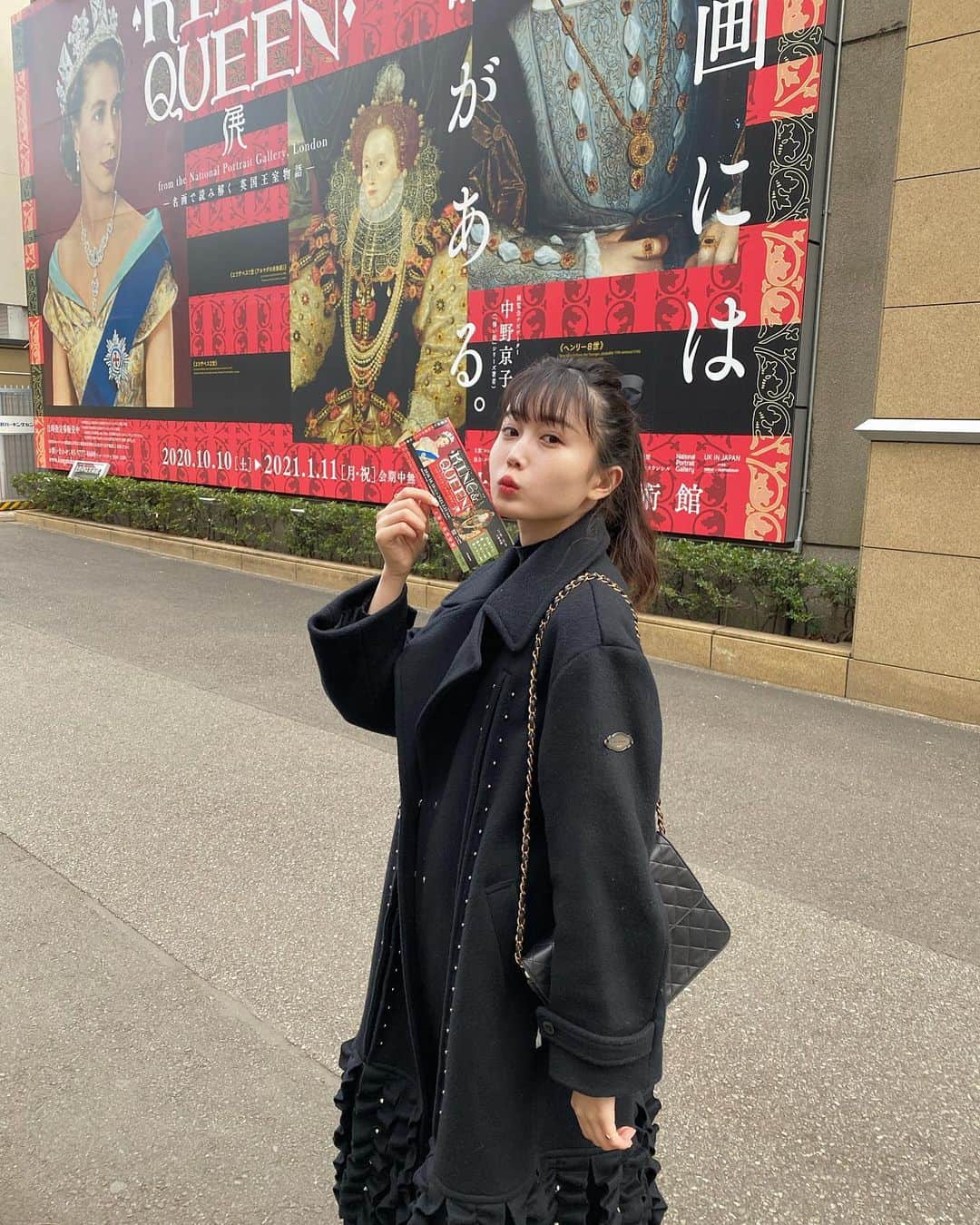 増澤璃凜子さんのインスタグラム写真 - (増澤璃凜子Instagram)「#キングアンドクイーン展 👸🖤🇬🇧 . 前から行きたかったんですが、 今日がラストチャンスかもと思い 駆け込めて良かった>_< . 煌びやかなのに凄く人間らしくて 面白い展示でした。 #上野の森美術館 #りりこふく #タグ付けました #撮影の時だけマスクを外しています」1月5日 21時23分 - ririkomasuzawa