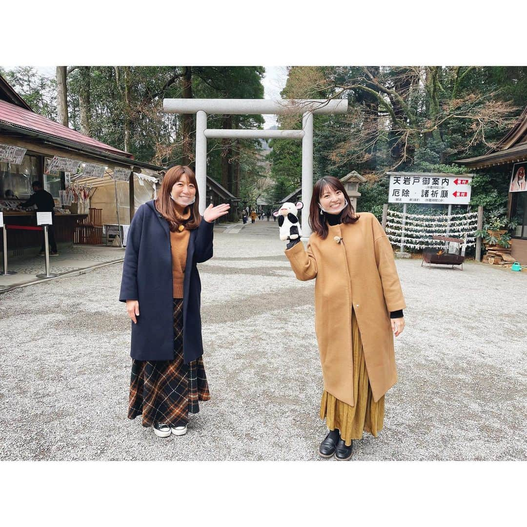 永井友梨のインスタグラム：「ロケ初めはゆきゆりコンビで✨ 今年もよろしくお願いいたします❣️  #udoki #開運 #天岩戸神社」